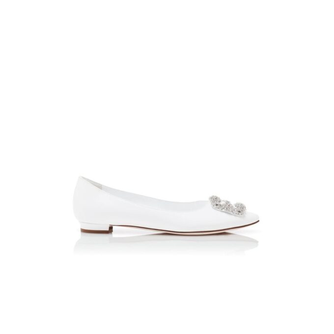Hangisiflat Vita pumps i kalvskinn med smyckespänne Hangisiflat Vita pumps i kalvskinn med smyckespänne