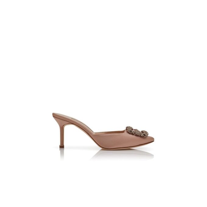 Hangisimu Beige satinmules med smyckesknäppe Hangisimu Beige satinmules med smyckesknäppe