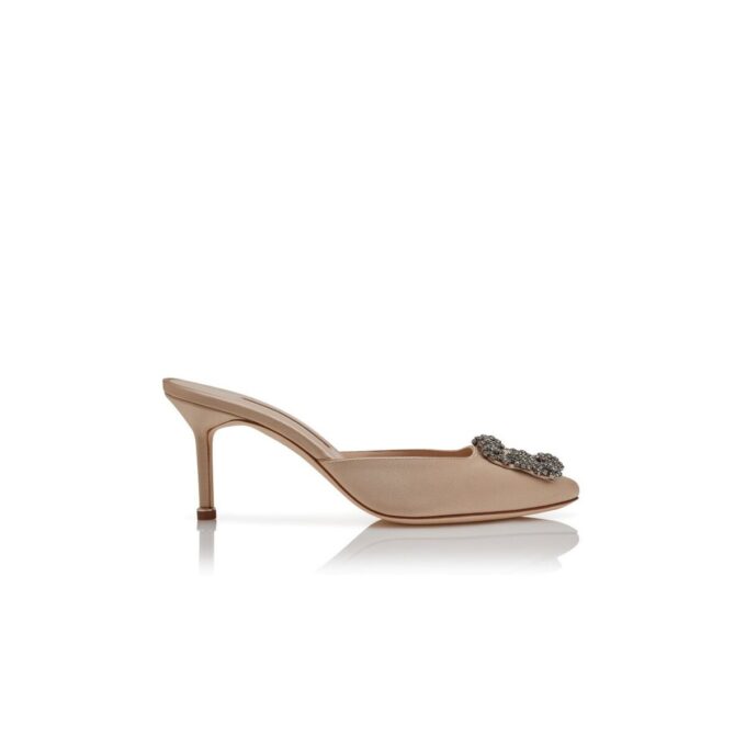 Hangisimu Ljusbeige mules i satin med smyckespänne Hangisimu Ljusbeige mules i satin med smyckespänne