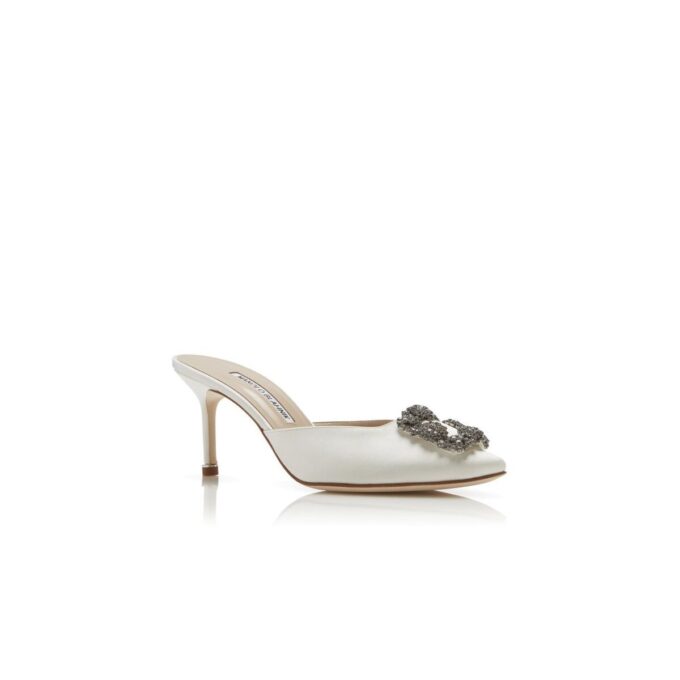 Hangisimu Off-White satinmules med smyckesknäppe Hangisimu Off-White satinmules med smyckesknäppe
