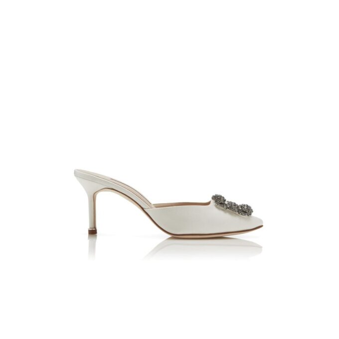 Hangisimu Off-White satinmules med smyckesknäppe Hangisimu Off-White satinmules med smyckesknäppe