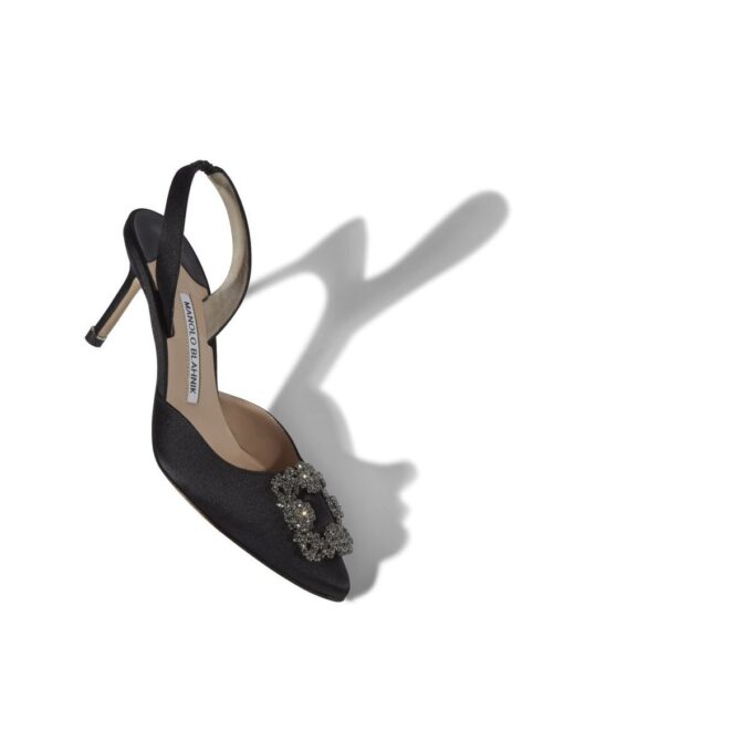 HANGISLI Svarta pumps i satin med smyckesspänne och hälrem HANGISLI Svarta pumps i satin med smyckesspänne och hälrem