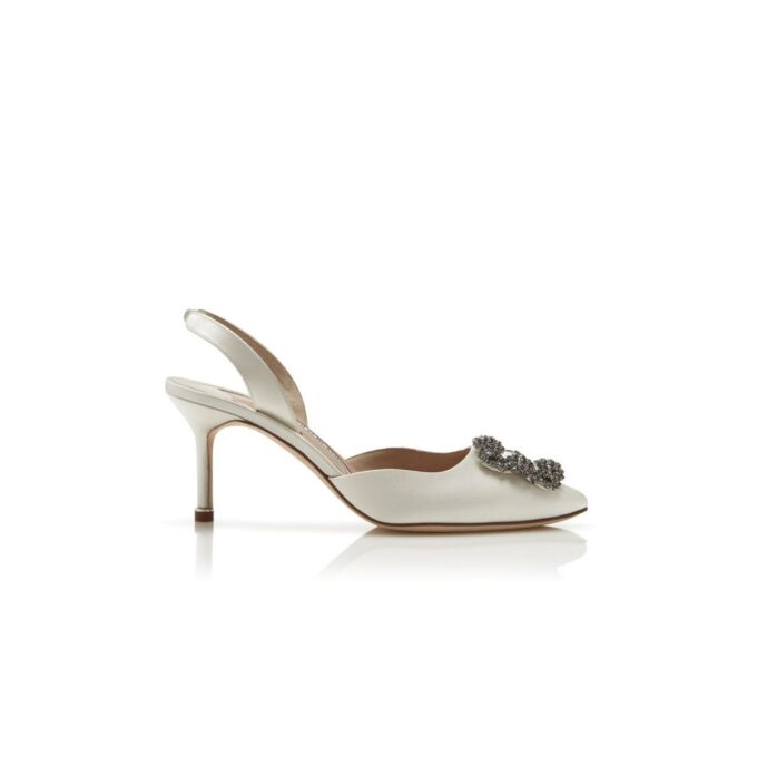 HANGISLI Vita pumps i satin med smyckesknäppe HANGISLI Vita pumps i satin med smyckesknäppe