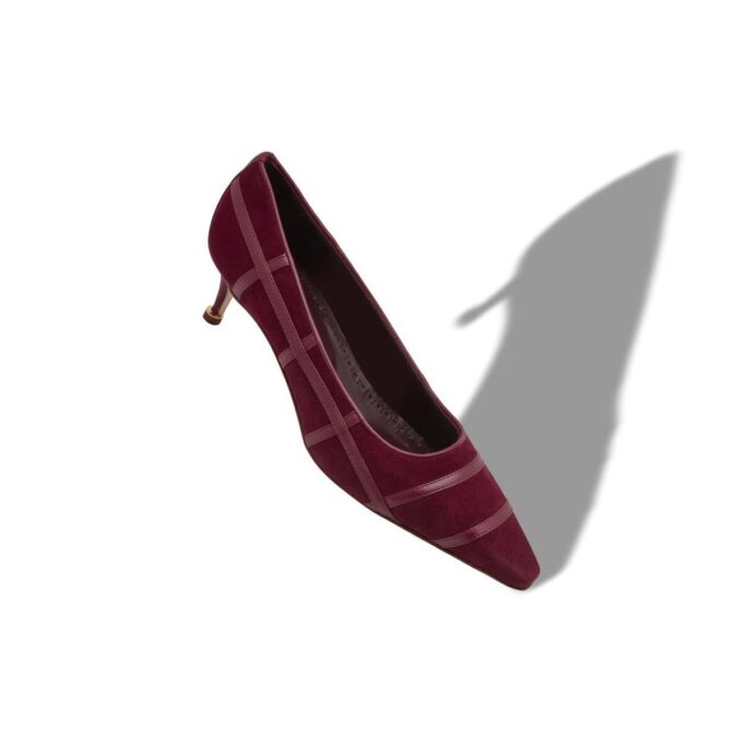 MARENPLA Röda pumps i mocka med korsade detaljer MARENPLA Röda pumps i mocka med korsade detaljer