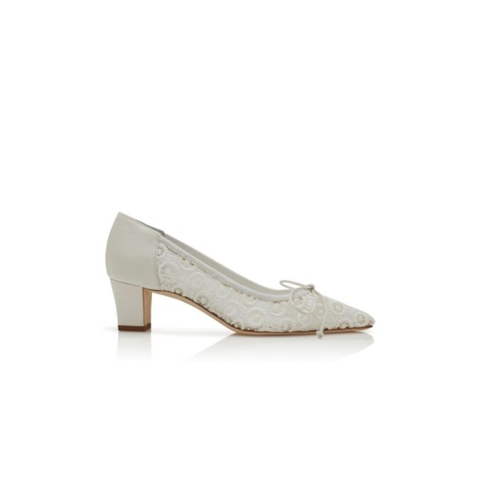 MARTEBAL Vita pumps med spets och rosett