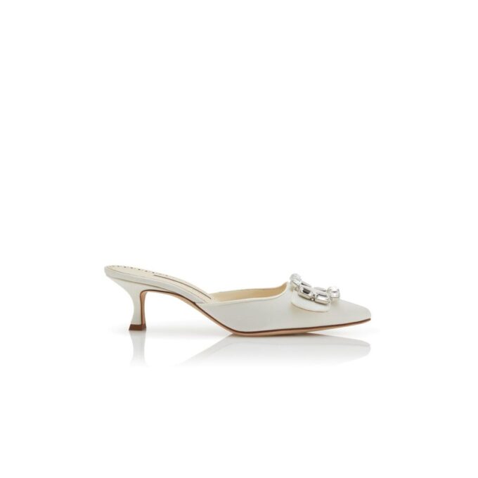 MAYJOU Mules i krämfärgad satin med kristallspänne MAYJOU Mules i krämfärgad satin med kristallspänne
