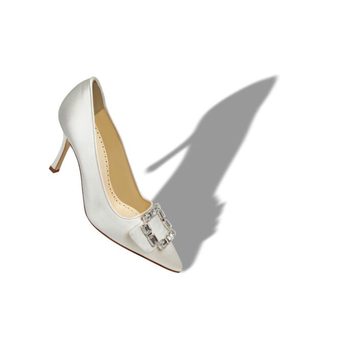 MAYJOUPUMP Pumps i krämfärgad satin med kristallspänne MAYJOUPUMP Pumps i krämfärgad satin med kristallspänne