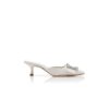 Maysale Jewel Vita mules i satin med kristallspänne Maysale Jewel Vita mules i satin med kristallspänne