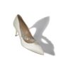 Nadira 70 Vita Pumps i satin med smyckespänne Nadira 70 Vita Pumps i satin med smyckespänne