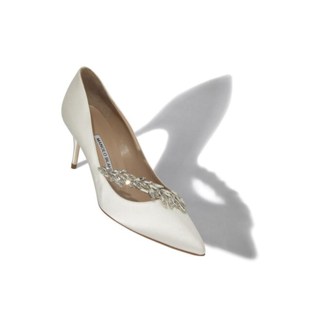 Nadira 70 Vita Pumps i satin med smyckespänne Nadira 70 Vita Pumps i satin med smyckespänne
