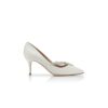 Nadira 70 Vita Pumps i satin med smyckespänne Nadira 70 Vita Pumps i satin med smyckespänne