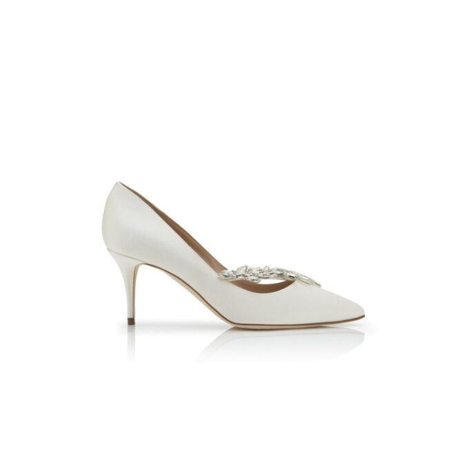 Nadira 70 Vita Pumps i satin med smyckespänne Nadira 70 Vita Pumps i satin med smyckespänne