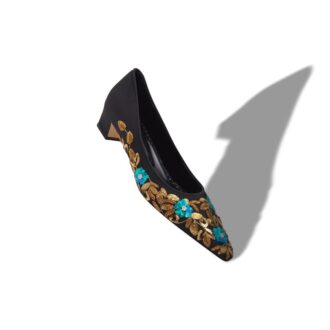 OKKADELA Svarta broderade Pumps i crepe de chine