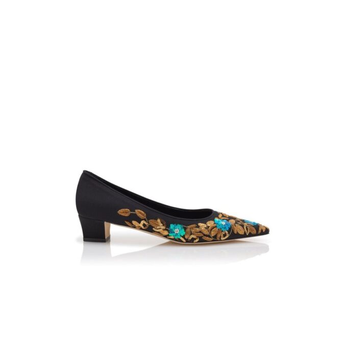OKKADELA Svarta broderade Pumps i crepe de chine OKKADELA Svarta broderade Pumps i crepe de chine