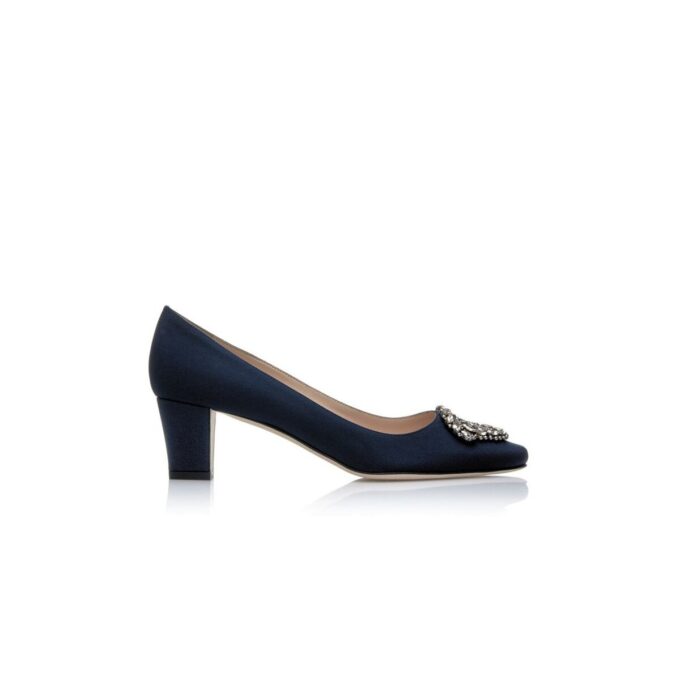 Okkato Marinblå pumps i crêpe de chine med smyckespänne Okkato Marinblå pumps i crêpe de chine med smyckespänne