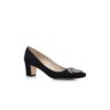 Okkato Svarta pumps i crêpe de chine med smyckespänne Okkato Svarta pumps i crêpe de chine med smyckespänne