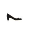 Okkato Svarta pumps i crêpe de chine med smyckespänne Okkato Svarta pumps i crêpe de chine med smyckespänne