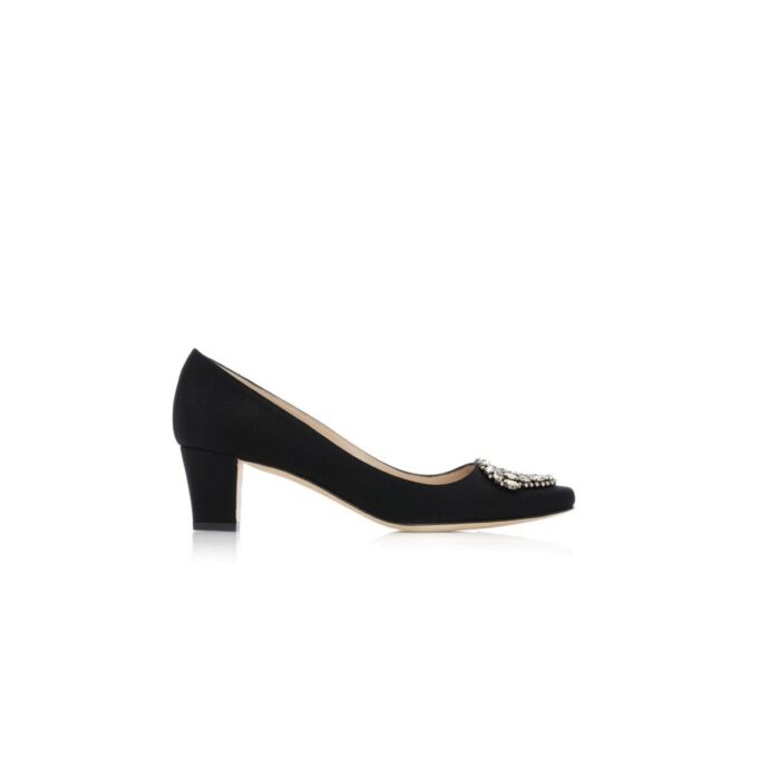 Okkato Svarta pumps i crêpe de chine med smyckespänne Okkato Svarta pumps i crêpe de chine med smyckespänne