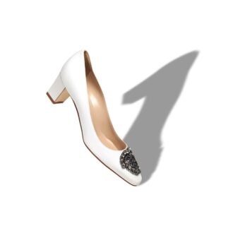 Okkato Vita pumps i crepe de chine med smyckesspännen