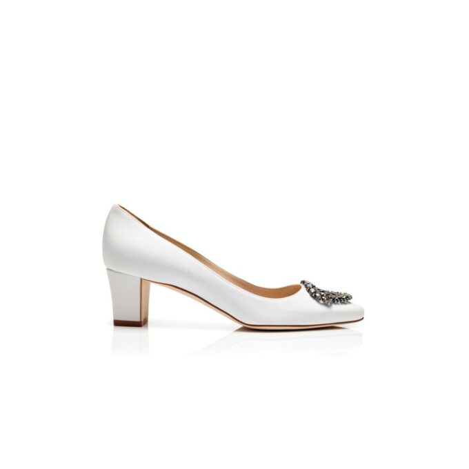 Okkato Vita pumps i crepe de chine med smyckesspännen Okkato Vita pumps i crepe de chine med smyckesspännen