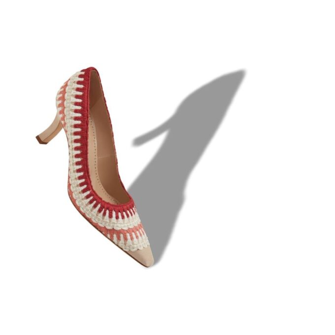 OMBOHI Ljusbeige Pumps i mocka med stickade detaljer OMBOHI Ljusbeige Pumps i mocka med stickade detaljer
