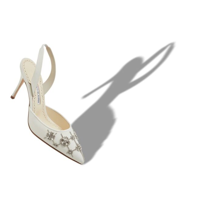RALYNE Krämfärgade pumps i crepe de chine med slingback RALYNE Krämfärgade pumps i crepe de chine med slingback