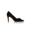 READORHI Svarta pumps i mocka med rosettdetaljer READORHI Svarta pumps i mocka med rosettdetaljer