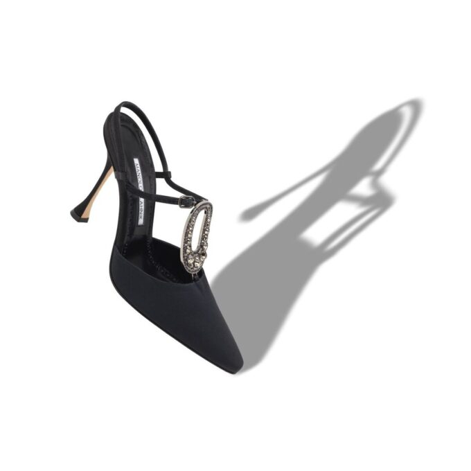 TRUTA Svarta pumps i grosgrain med T-rem och smyckesdetaljer TRUTA Svarta pumps i grosgrain med T-rem och smyckesdetaljer