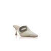 TULA ljusbeige mules i satin med spänne prydda med juveler TULA ljusbeige mules i satin med spänne prydda med juveler