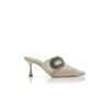 TULA ljusbeige mules i satin med spänne prydda med juveler TULA ljusbeige mules i satin med spänne prydda med juveler