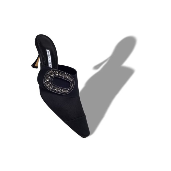 TULA Svarta mules i satin med smyckesdetaljer och spänne TULA Svarta mules i satin med smyckesdetaljer och spänne