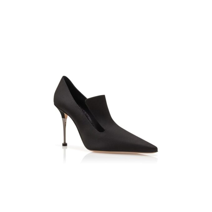 VALMONT Svarta pumps i satin med detalj på vristen VALMONT Svarta pumps i satin med detalj på vristen