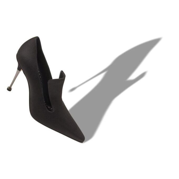 VALMONT Svarta pumps i satin med detalj på vristen VALMONT Svarta pumps i satin med detalj på vristen