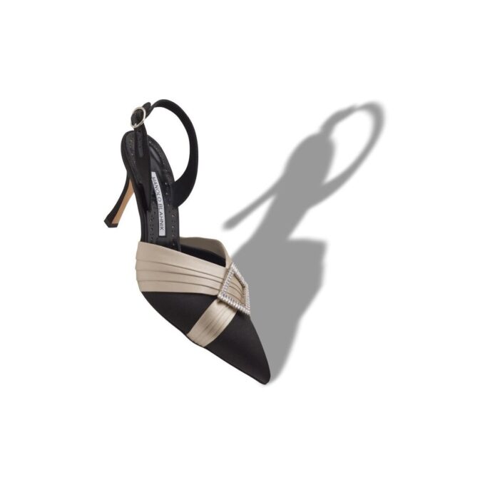 VIERASLI Svarta pumps i svart satin med veckade detaljer och slingback VIERASLI Svarta pumps i svart satin med veckade detaljer och slingback